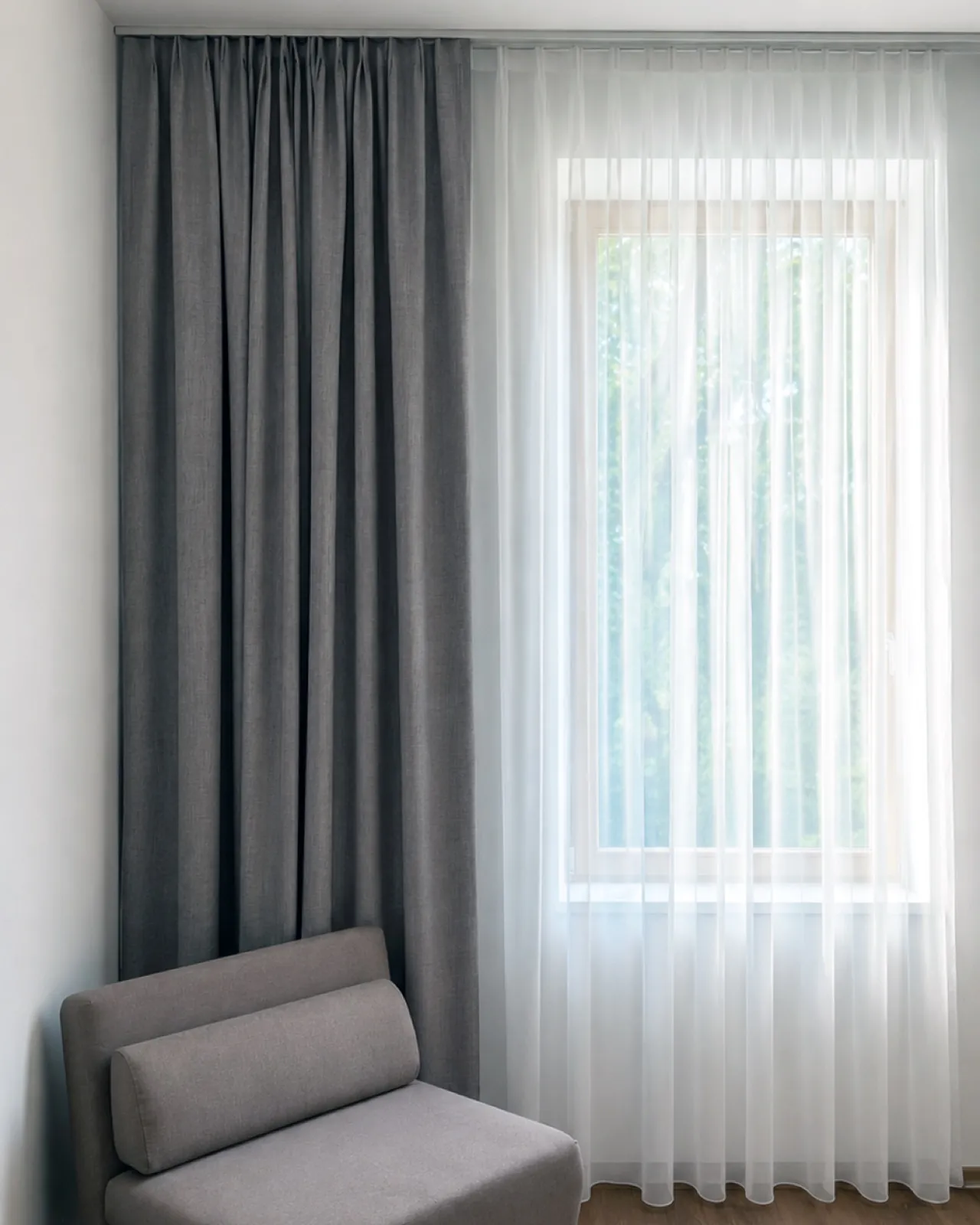 Gästezimmer-Ambiente mit warmen Holzböden und zurückhaltender Möblierung