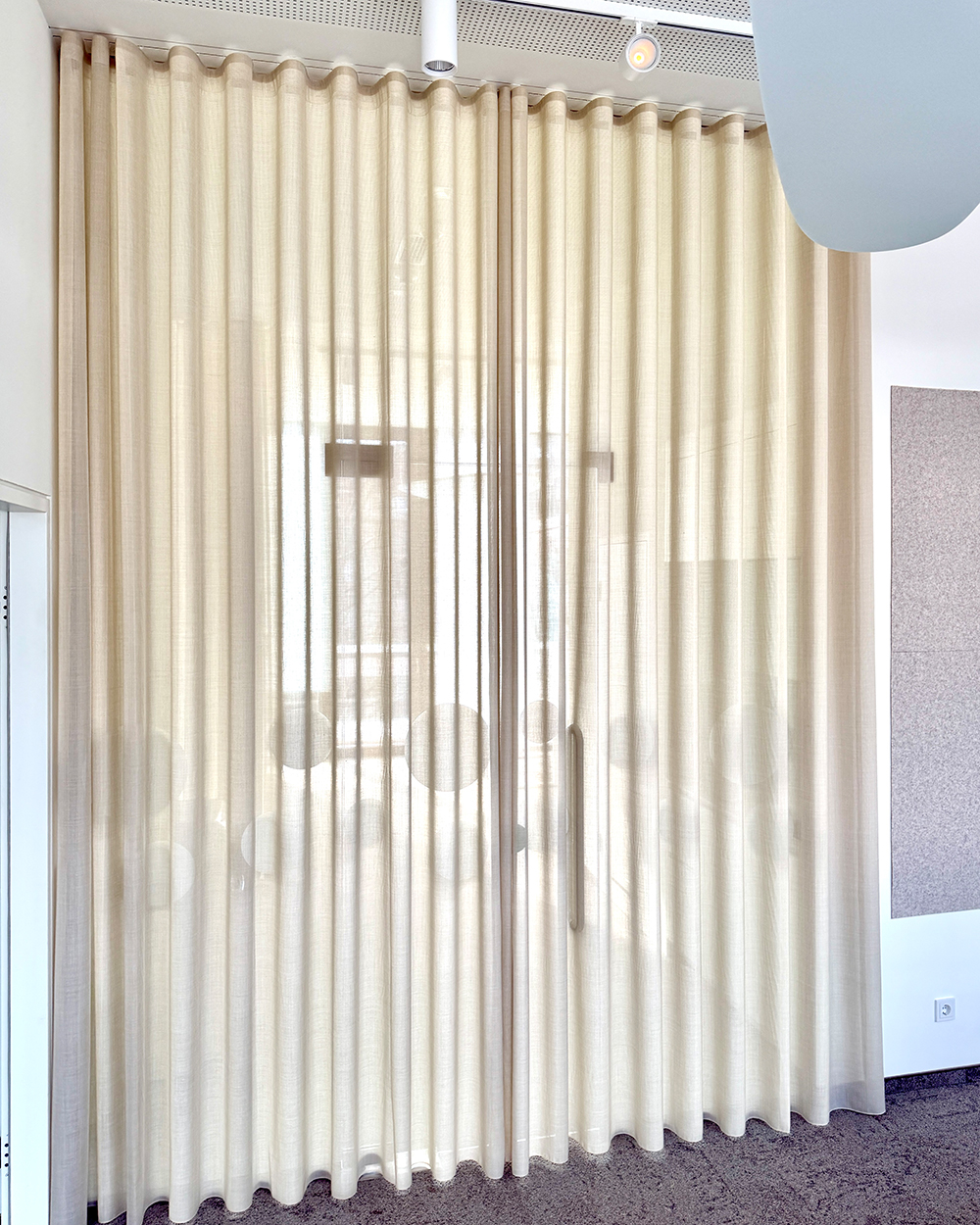 Schiebepaneele aus Kvadrat Air 4 als flexible Sichtschutzelemente