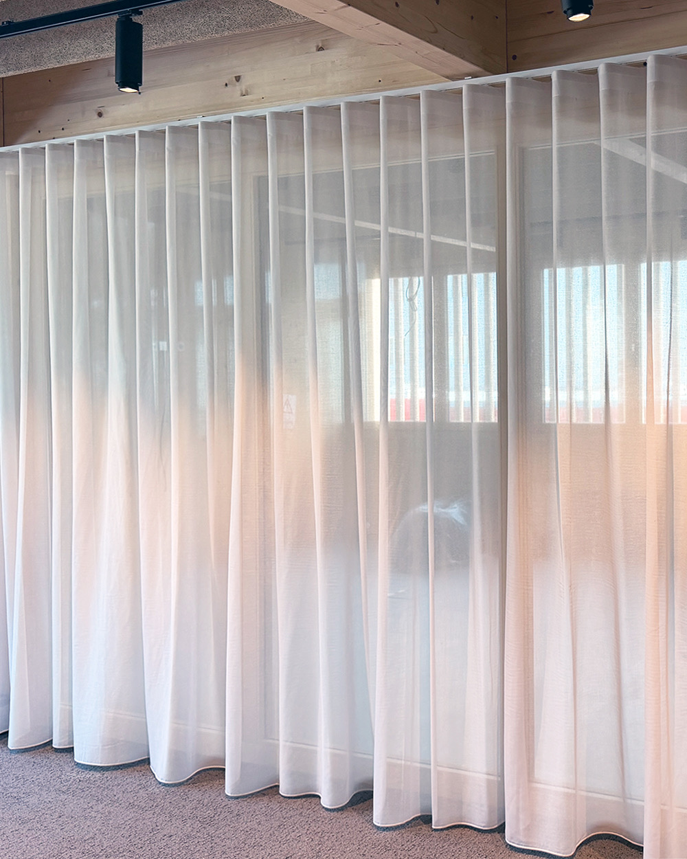 Foyer mit transparenten Storevorhängen aus X9257