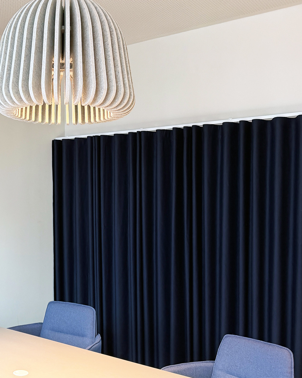 Fokuszone mit Schienenanlage in RAL 5000 matt