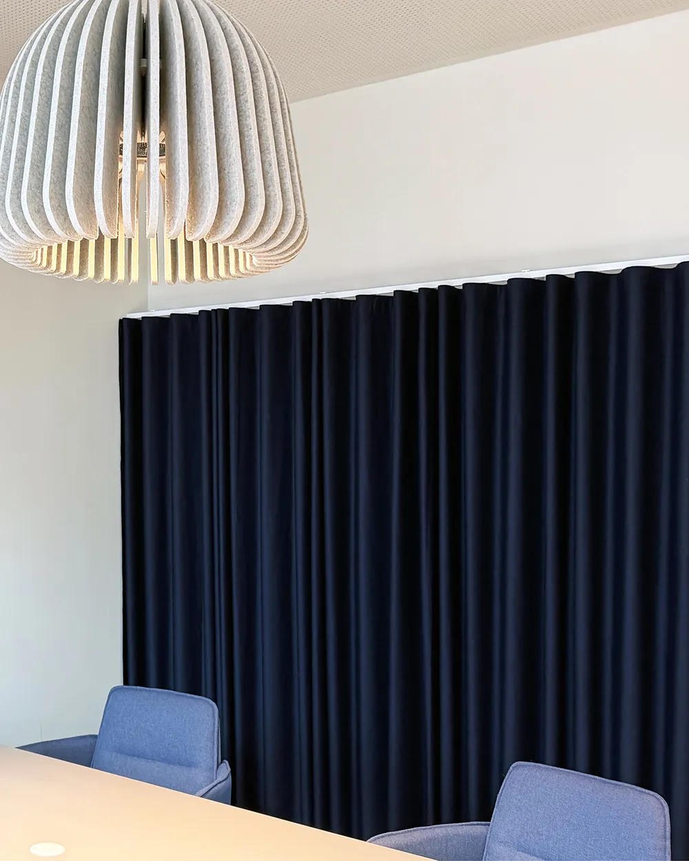 Fokuszone mit Schienenanlage in RAL 5000 matt