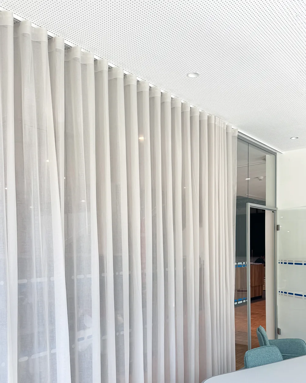Schwerer Akustikvorhang aus Contralux 300 — Schallabsorberklasse B