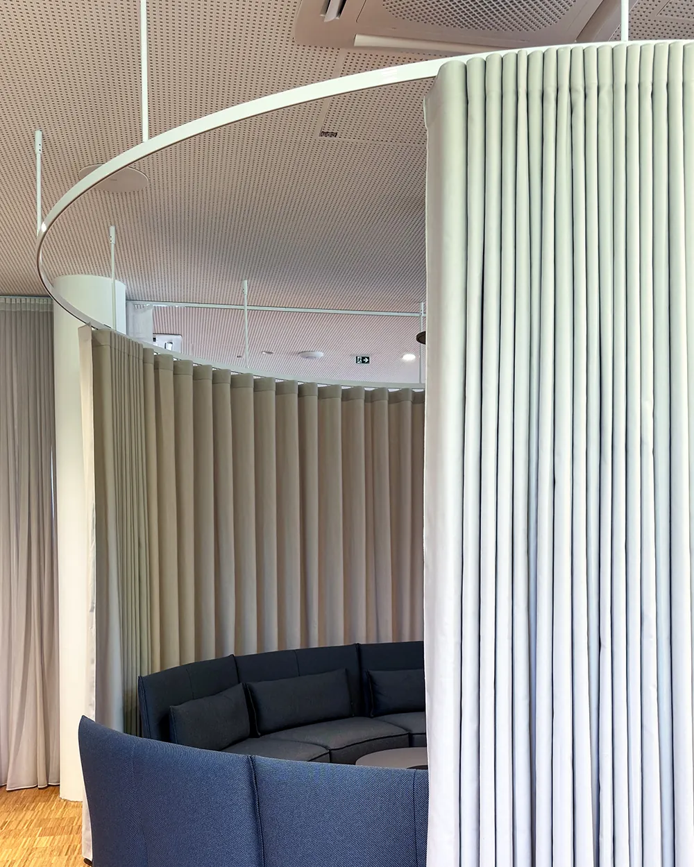 Worklounge — transparente Storevorhänge filtern Licht und Blick
