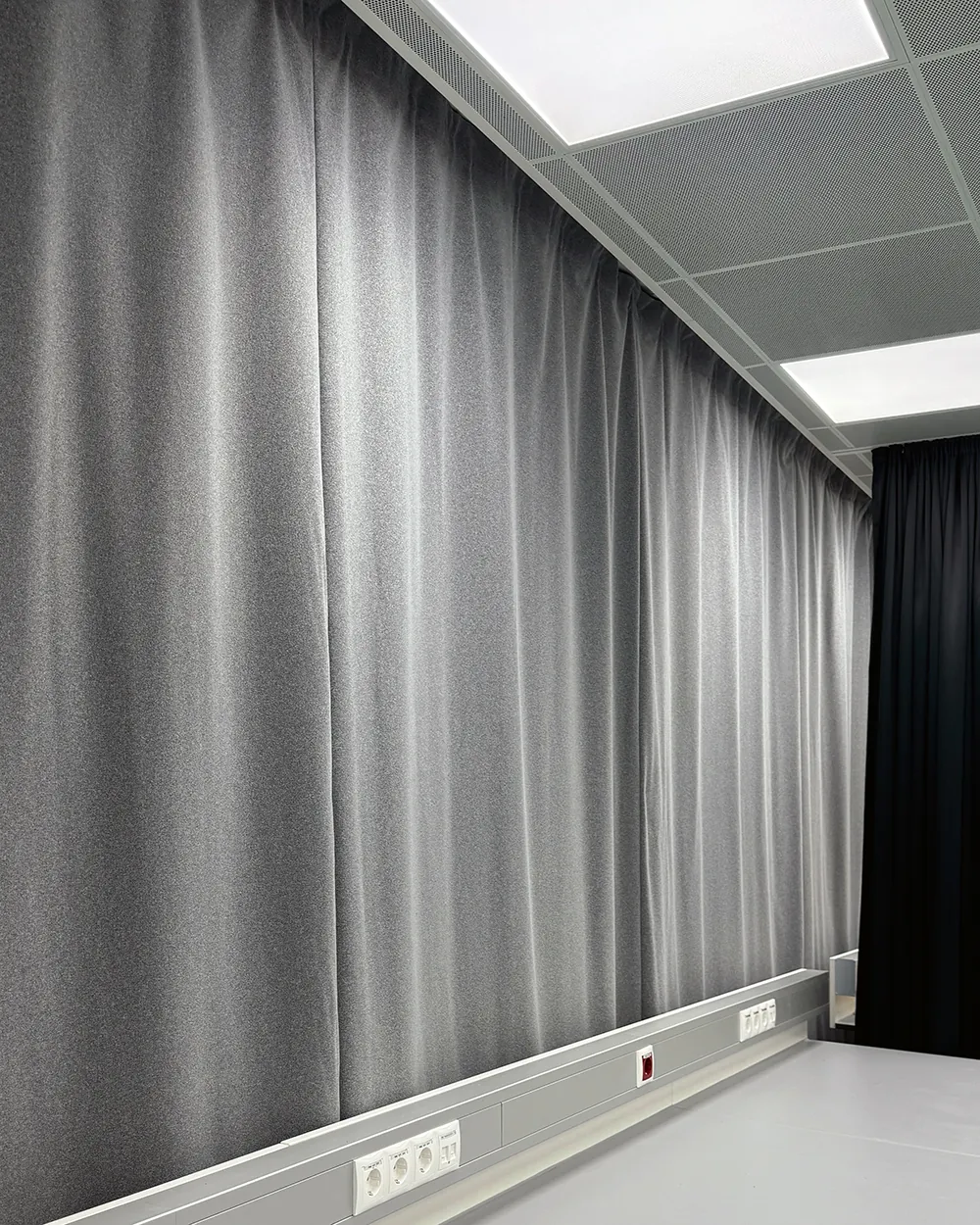 Schallharte Blackout-Innenlage und absorbierende Außenlagen — ca. 1000 g/m²