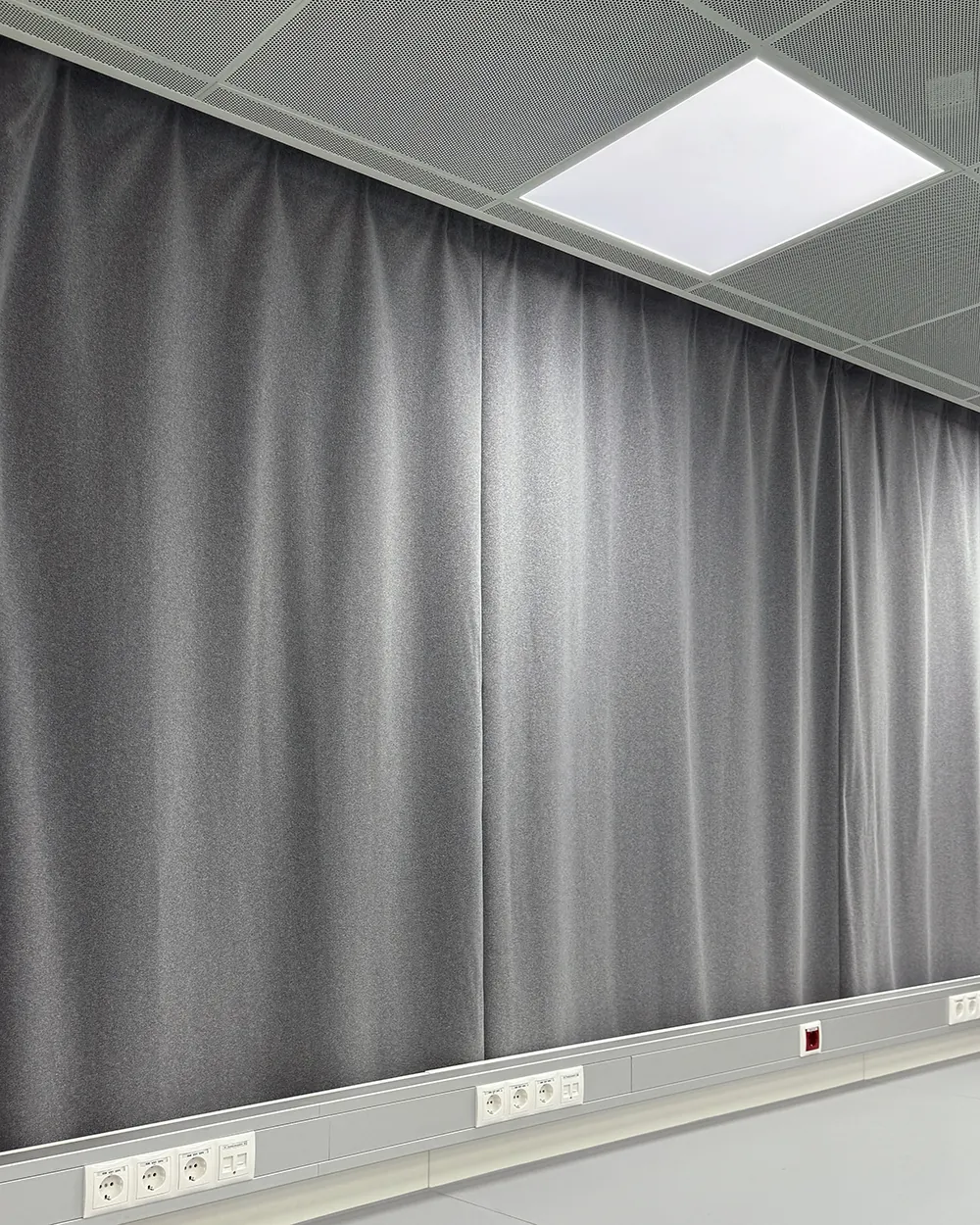Wave-Optik mit 5% Faltenzugabe — technische Funktion, ruhiger Fall