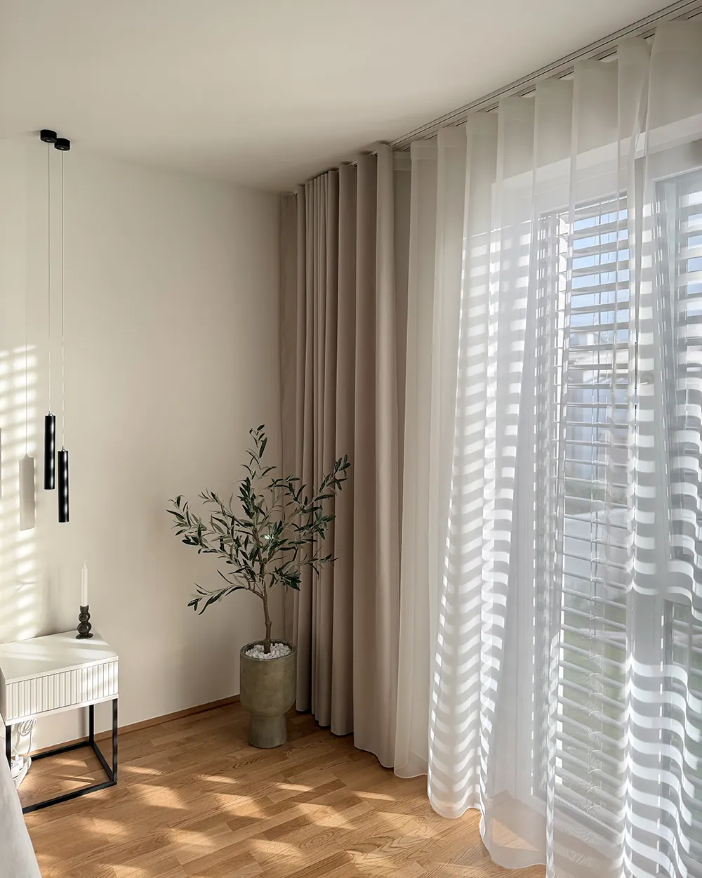 WAVE-Vorhang aus Contralux Beige — ruhiger, moderner Faltenfall